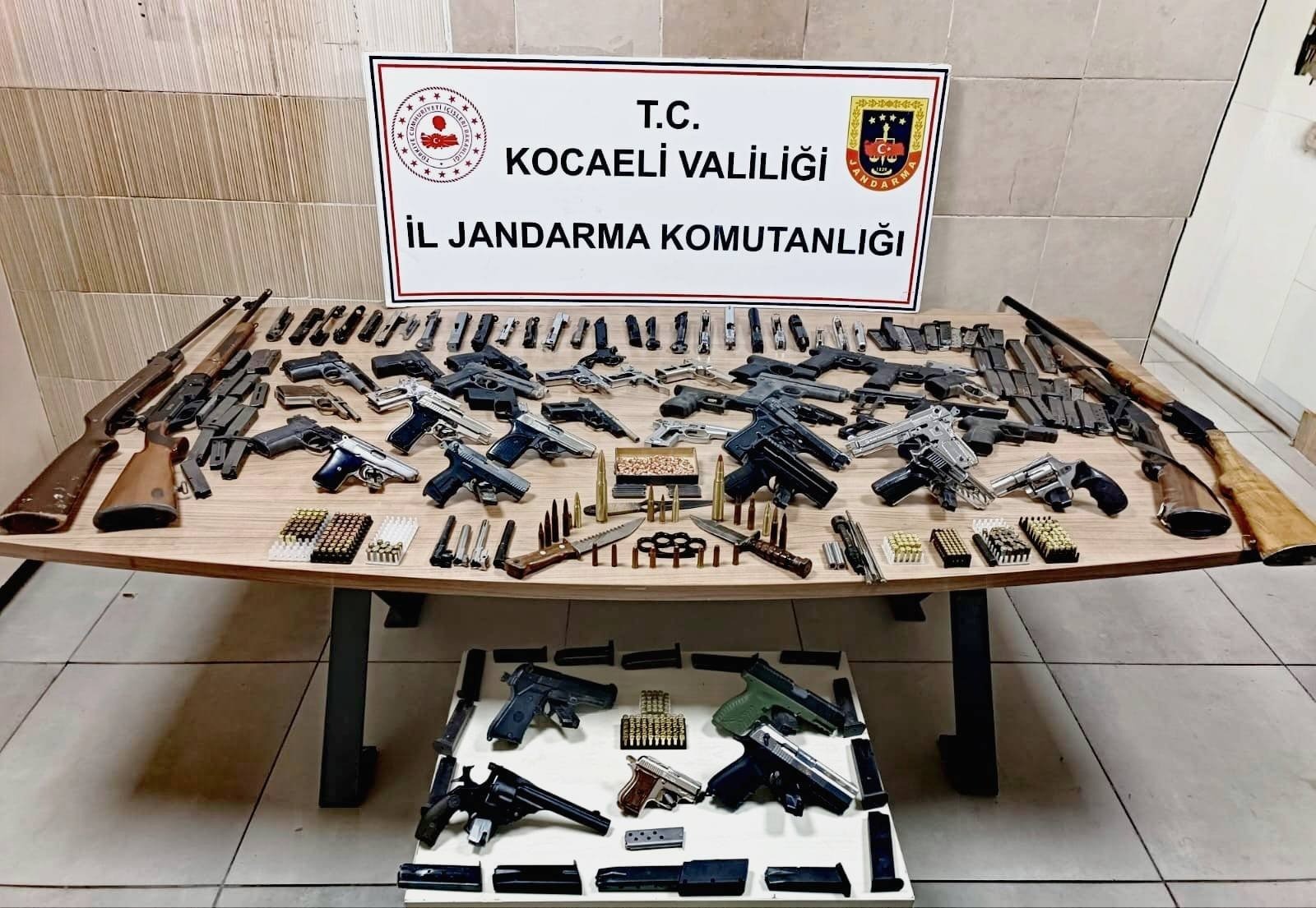 18 ruhsatsız tabanca ve av tüfeği ele geçirildi