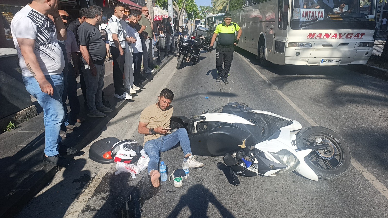 Yaya geçidinde motosikletler çarpıştı: 3 yaralı