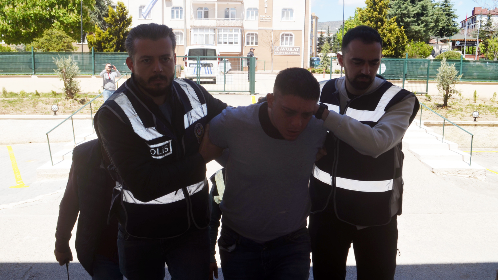 ‘Şikayetçi Değilim’ dedi, 1 dakika sonra oğlu tarafından öldürüldü
