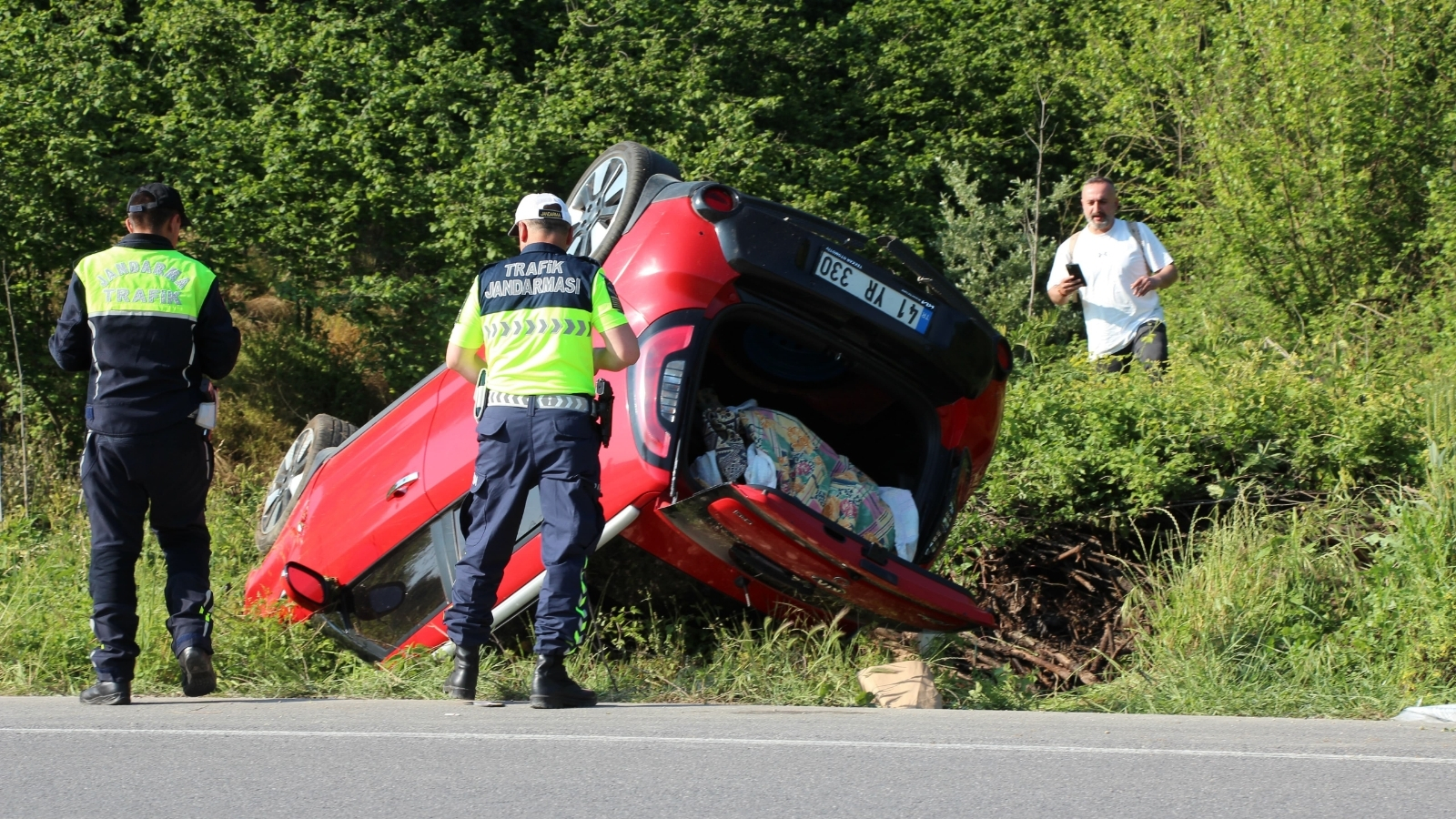 Takla atan otomobildeki aile ölümden döndü: 1’i bebek 4 yaralı