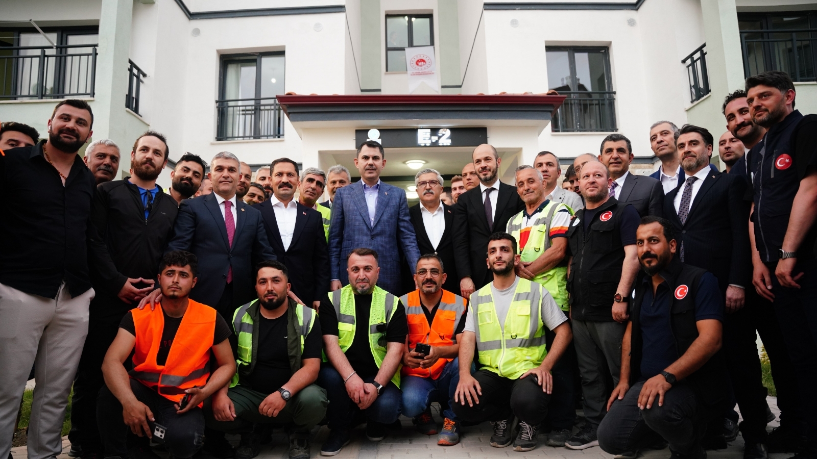 Bakan Kurum: Tüm vatandaşlarımız evlerine kavuşana kadar çalışacağız