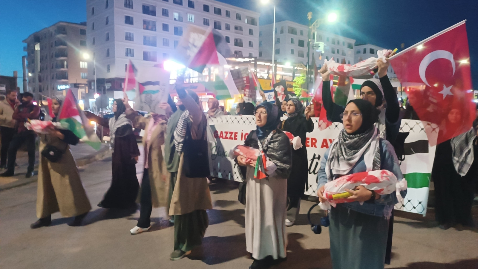 Cumhuriyet Üniversitesi öğrencileri kanlı bebek maketleriyle İsrail’i protesto etti