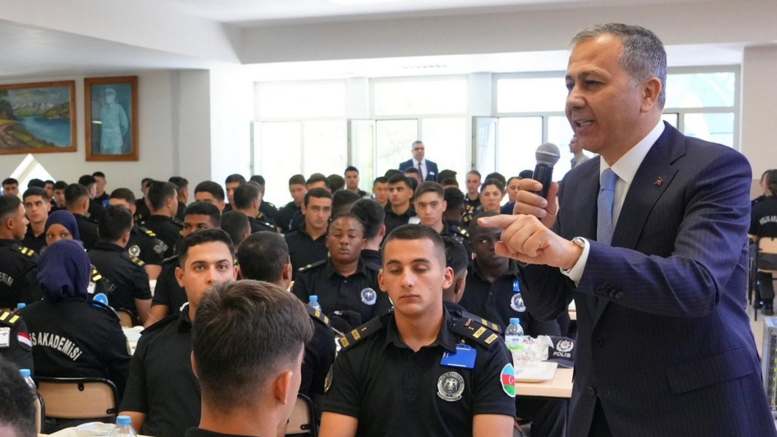 Bakan Yerlikaya, Polis Akademisinde öğrencilerle bir araya geldi