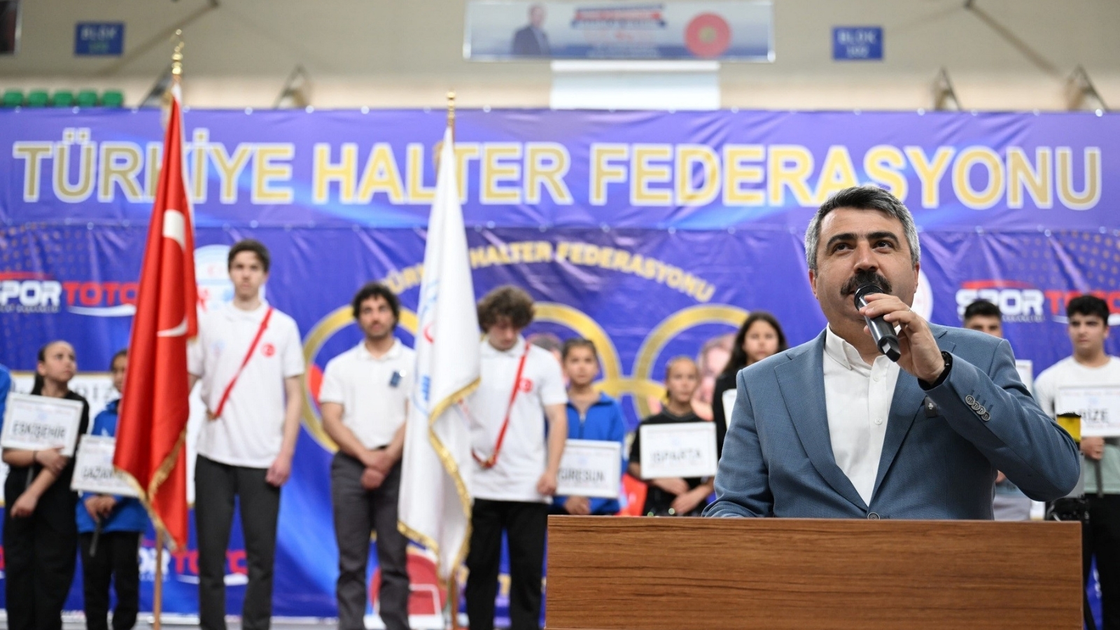 Naim Süleymanoğlu Spor Kompleksi’nde halter rüzgarı