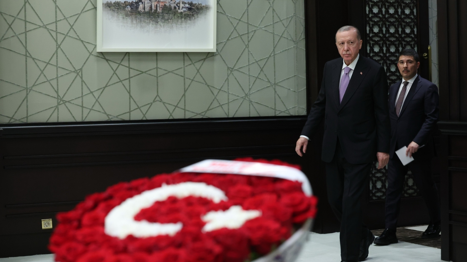 MHP Lideri Bahçeli’den Kabine’ye Türk bayraklı çiçek