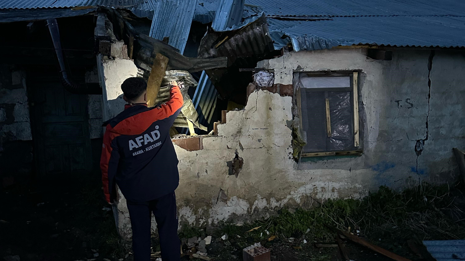 Sarıkamış’ta fırtına okulun ve evlerin çatısını uçurdu