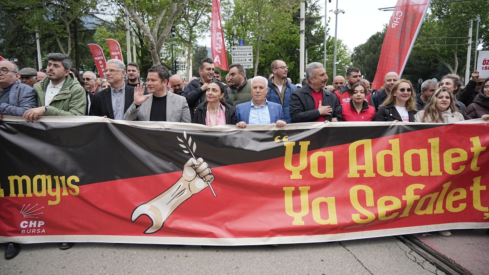 İşçiler 1 Mayıs’ı halaylarla kutladı