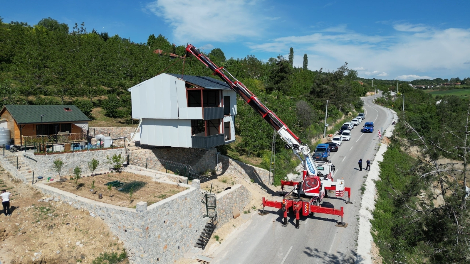 İnegöl Belediyesi kaçak villayı vinçle taşıdı