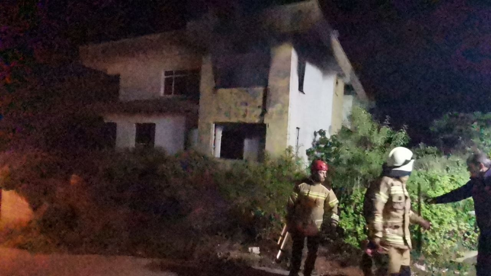 Mudanya’da metruk bina alevlere teslim oldu