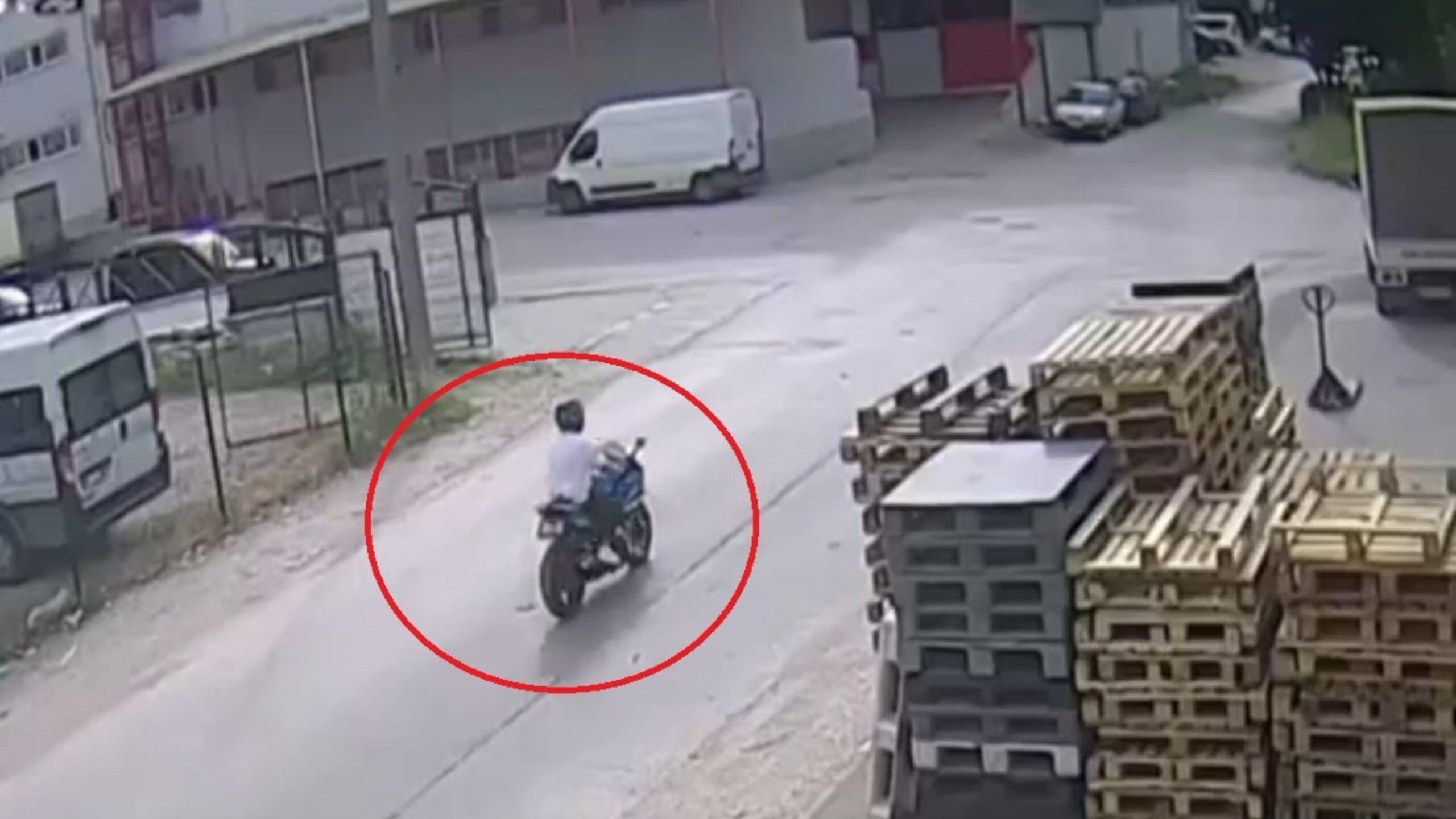 İki motosikletinin karıştığı kaza kamerada: 2 yaralı