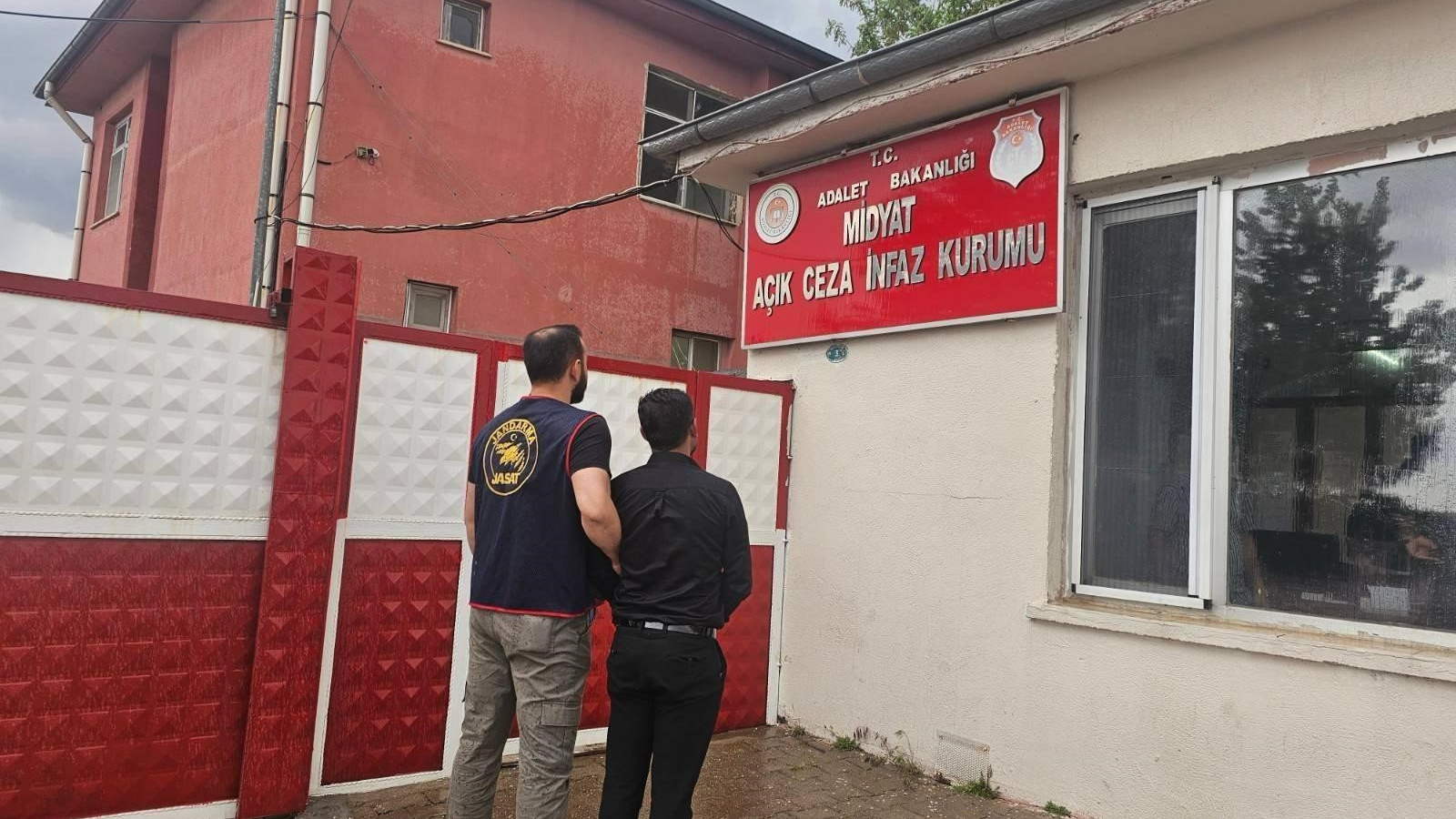 Mardin’de cezaevi firarisi düğün salonunda saz çalarken yakalandı