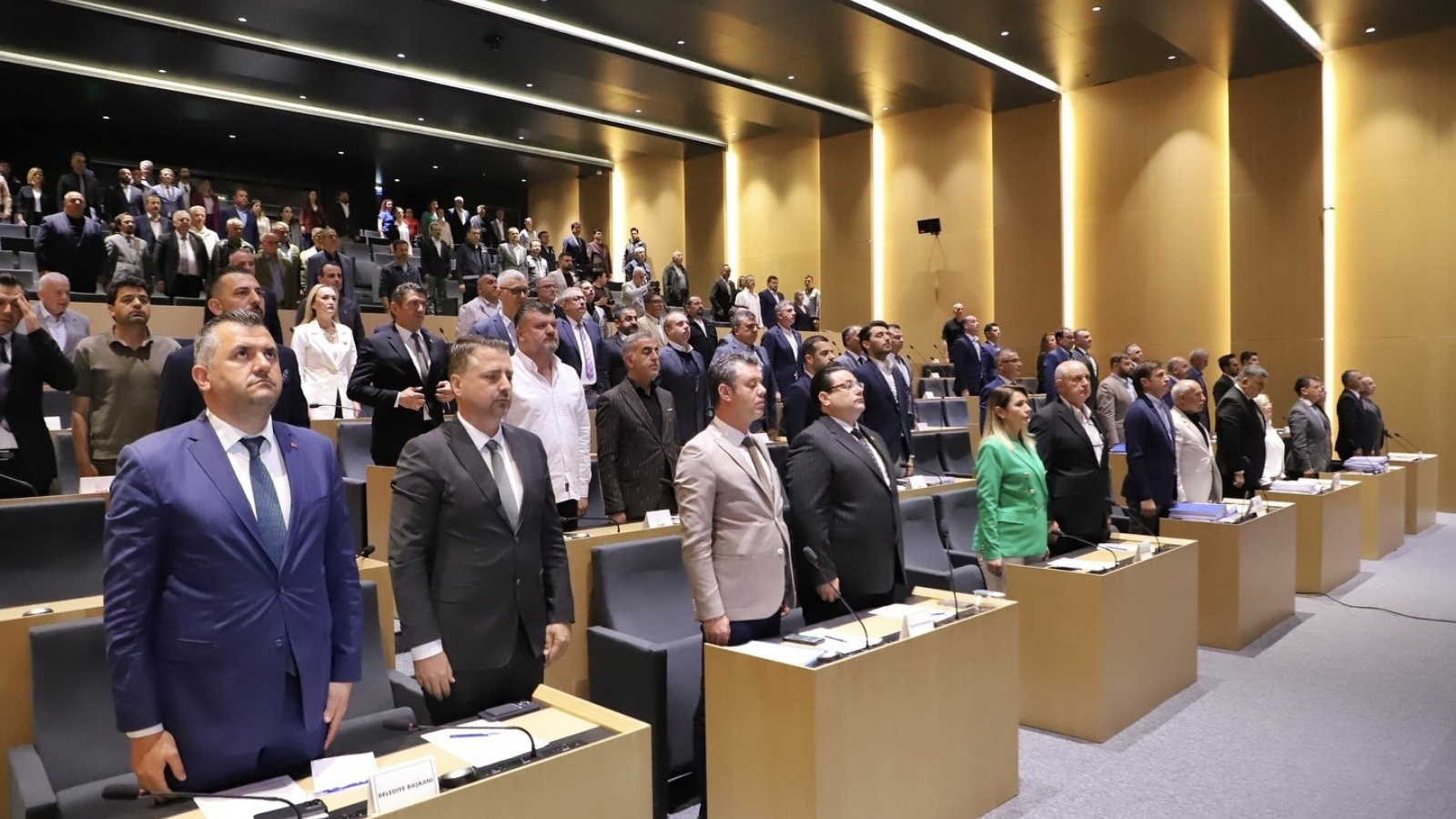 Belediye meclisinde CHP’li başkanlar arasında otopark tartışması: Mikrofon kapatıldı, gerilim yükseldi
