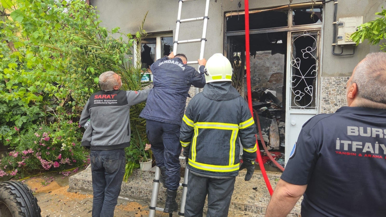 Orhangazi’de elektrik tesisatından çıkan yangın evi küle çevirdi