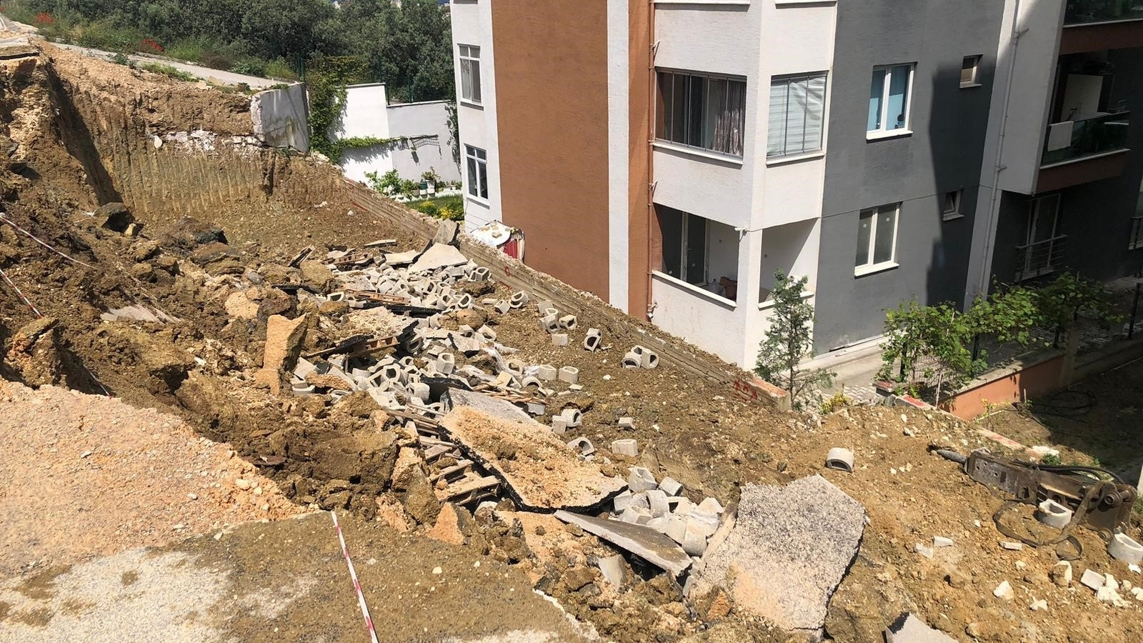 Gemlik Belediyesinin hafriyat aldığı yerde yol çöktü