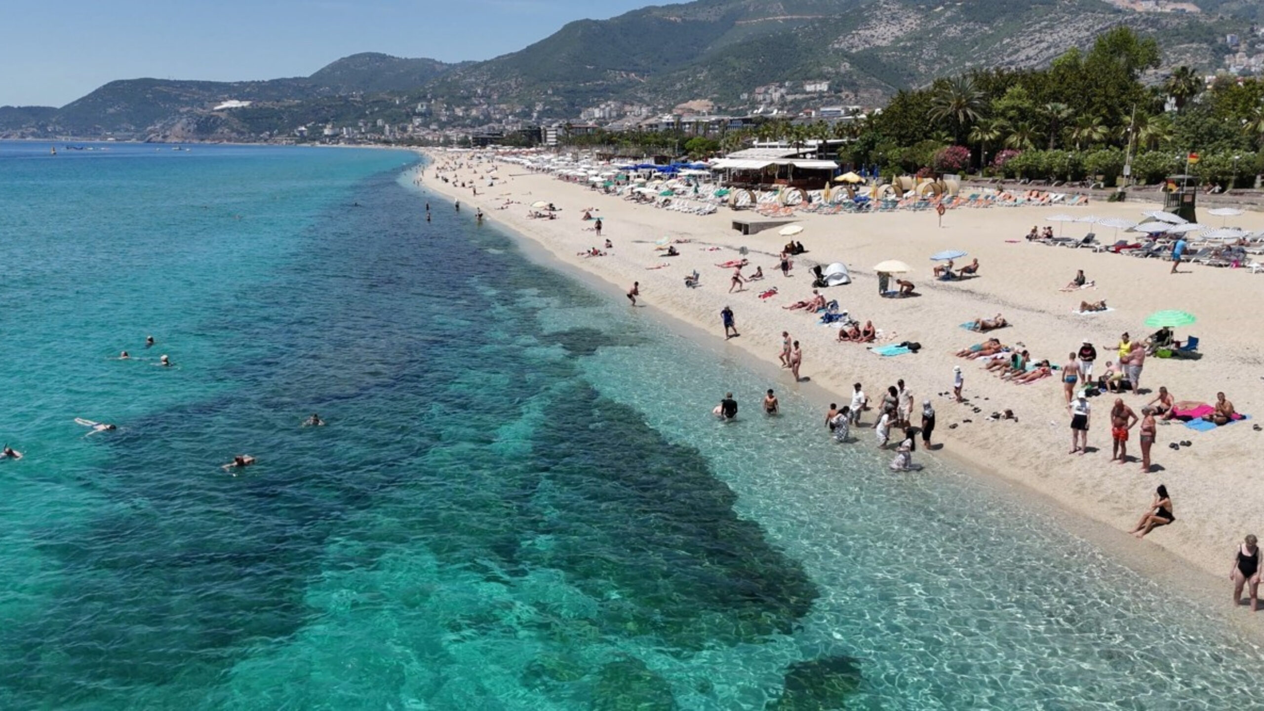 Alanya’da sıcak havayı fırsat bilen turistler Kleopatra Plajı’na akın etti