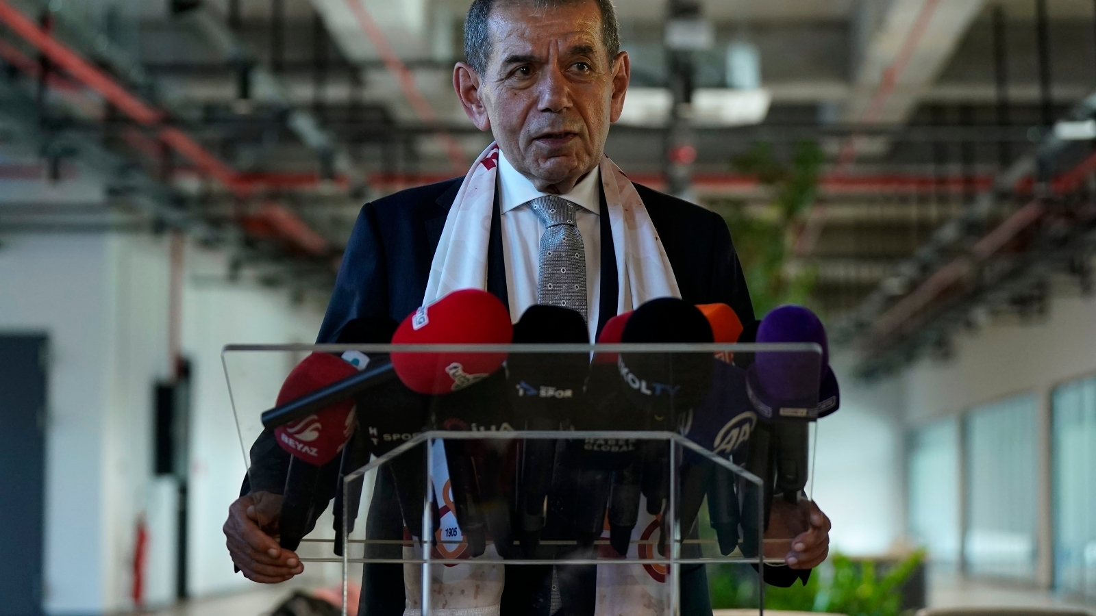 Dursun Özbek: Muslera ile 1 sezon daha kalması için konuştum
